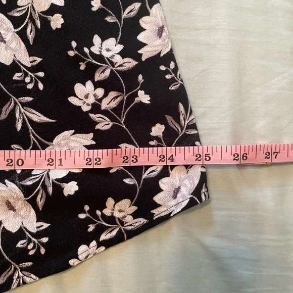 Old Navy Black linen shorts with floral top - Picture 8 of 16